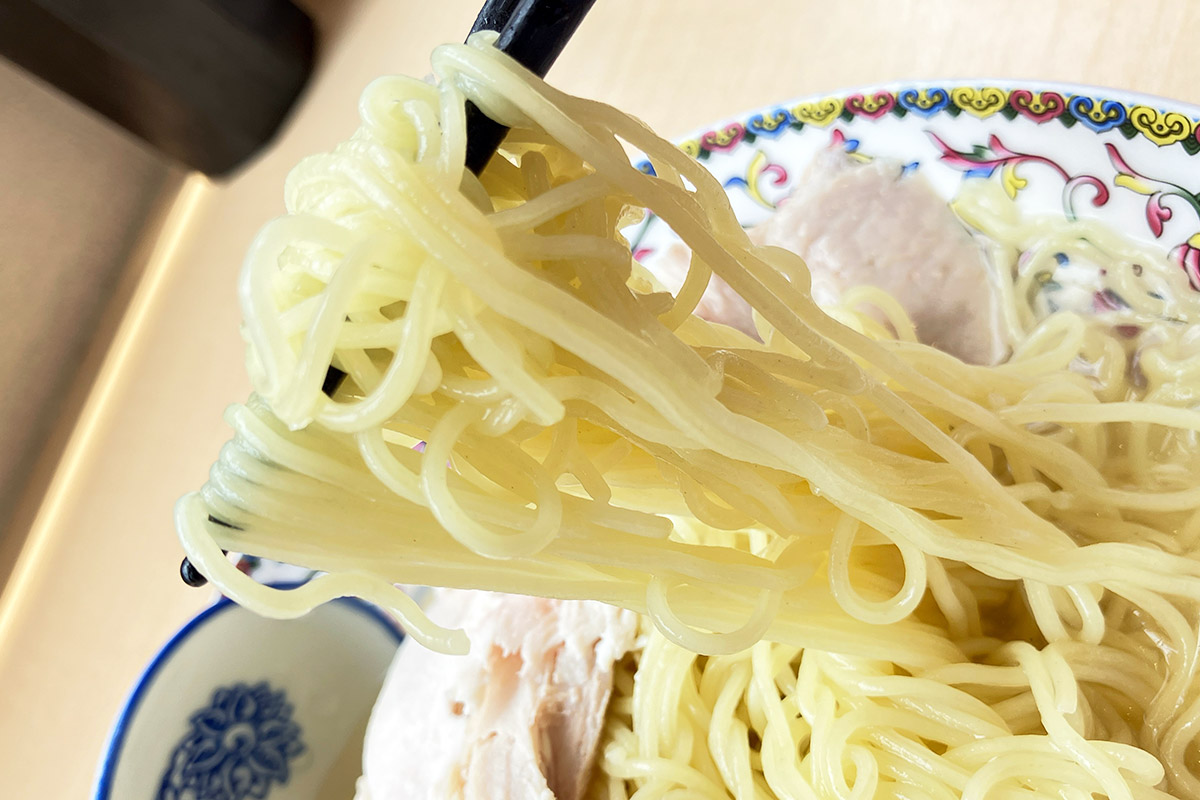 少しウェーブがかった細麺