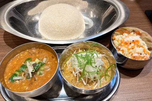 オイシイカレー(通称)の「冷やし鶏塩カレー」「鯵のミーンコランブ（冷製）」