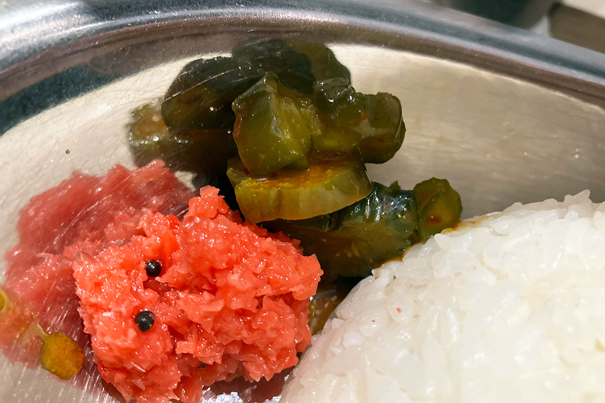 「紅生姜のチャトニ」と「キュウリのお漬物」も相変わらず個性的で美味しい