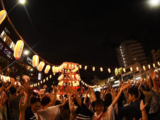 「下北沢盆踊り2024」でシモキタ音頭を踊る光景