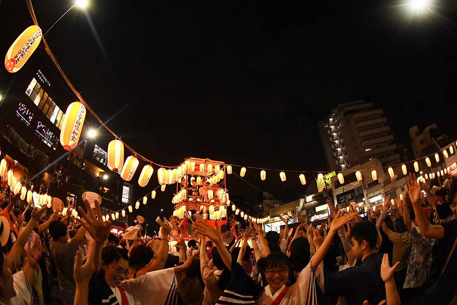 「下北沢盆踊り2024」でシモキタ音頭を踊る光景