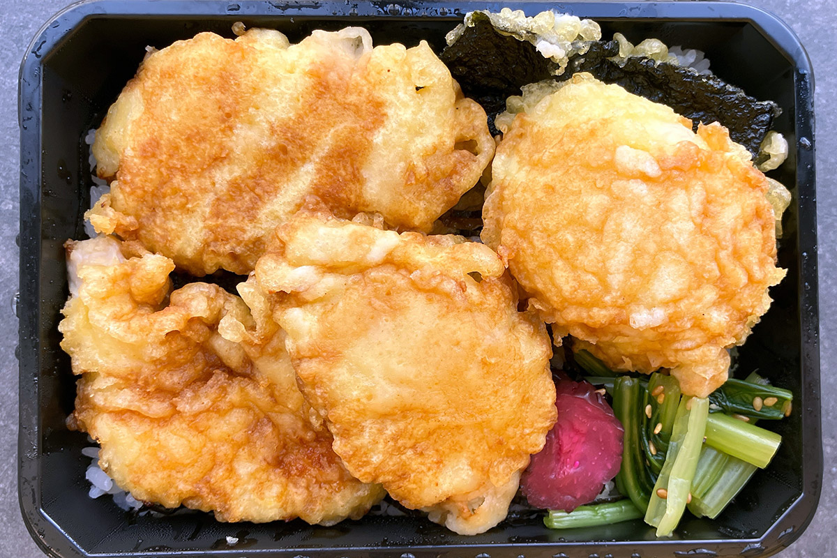 大きなとり天3つに、卵の天ぷらとのりの天ぷら、香の物