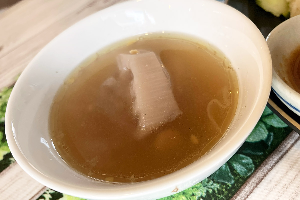 カオマンガイのスープ、鶏のゆで汁を使っているのかな、蓮根が入ってました