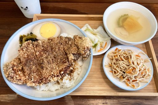 猫米の「排骨飯定食（パイク－飯定食）」1200円（税別）