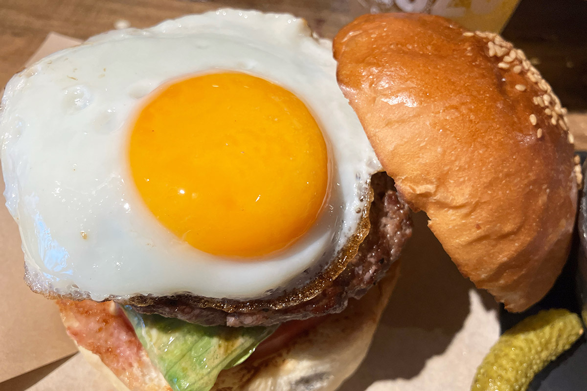Gastropub GOZO「照り焼きエッグバーガー」