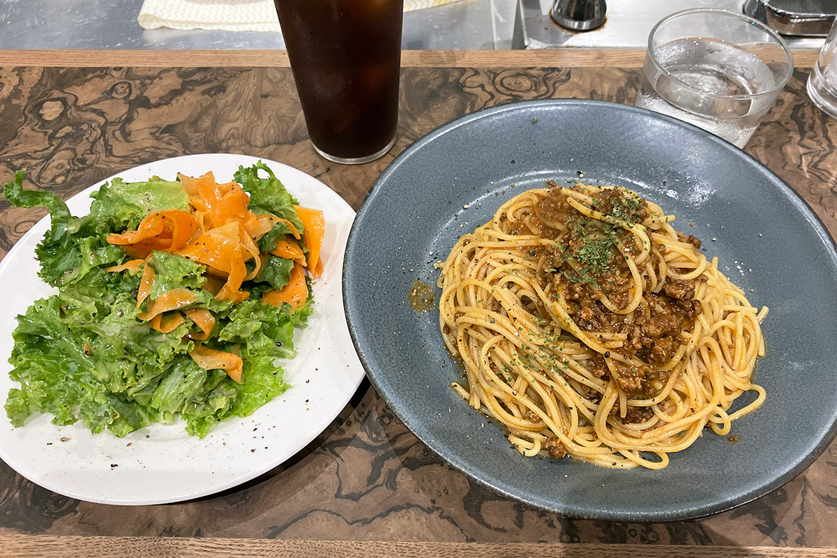 そのまま帰るのもなんなので、「ミートスパ」そして、こちらもいつの間にか加わっていたサラダとアイスコーヒーもつけてみた。なんか、ちゃんとした感がめっちゃ出てる! ちなみに、サラダはこれでSサイズ、おいおいLサイズとか頼むとどうなっちゃうんだ?