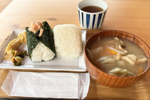 おともさんの「おむすび定食」880円（税込）