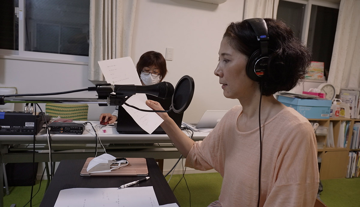 F Program『こころの通訳者たち What a Wonderful World』(監督:山田礼於)
耳の聴こえない人に演劇を届ける舞台手話通訳者たちの記録。その映像を目の見えない人にも伝えようと、個性豊かなメンバーが奮闘する前人未到の「音声ガイド」づくりのドキュメンタリー。言語や障害のあるなしを超えたコミュニケーションの本質が浮かび上がる。
(上映時間:94分)
★バリアフリー字幕つき/音声ガイド対応(UDCast)
■日時:9月23日(月・祝) 10:00開映
■会場:北沢タウンホール
■上映作品:『こころの通訳者たち What a Wonderful World』
(94分)
■ゲスト:プロデューサー 平塚千穂子
■チケット:
<前売・当日>一般:1,000円
【世田谷区在住・在勤の方:500円(当日のみ)】