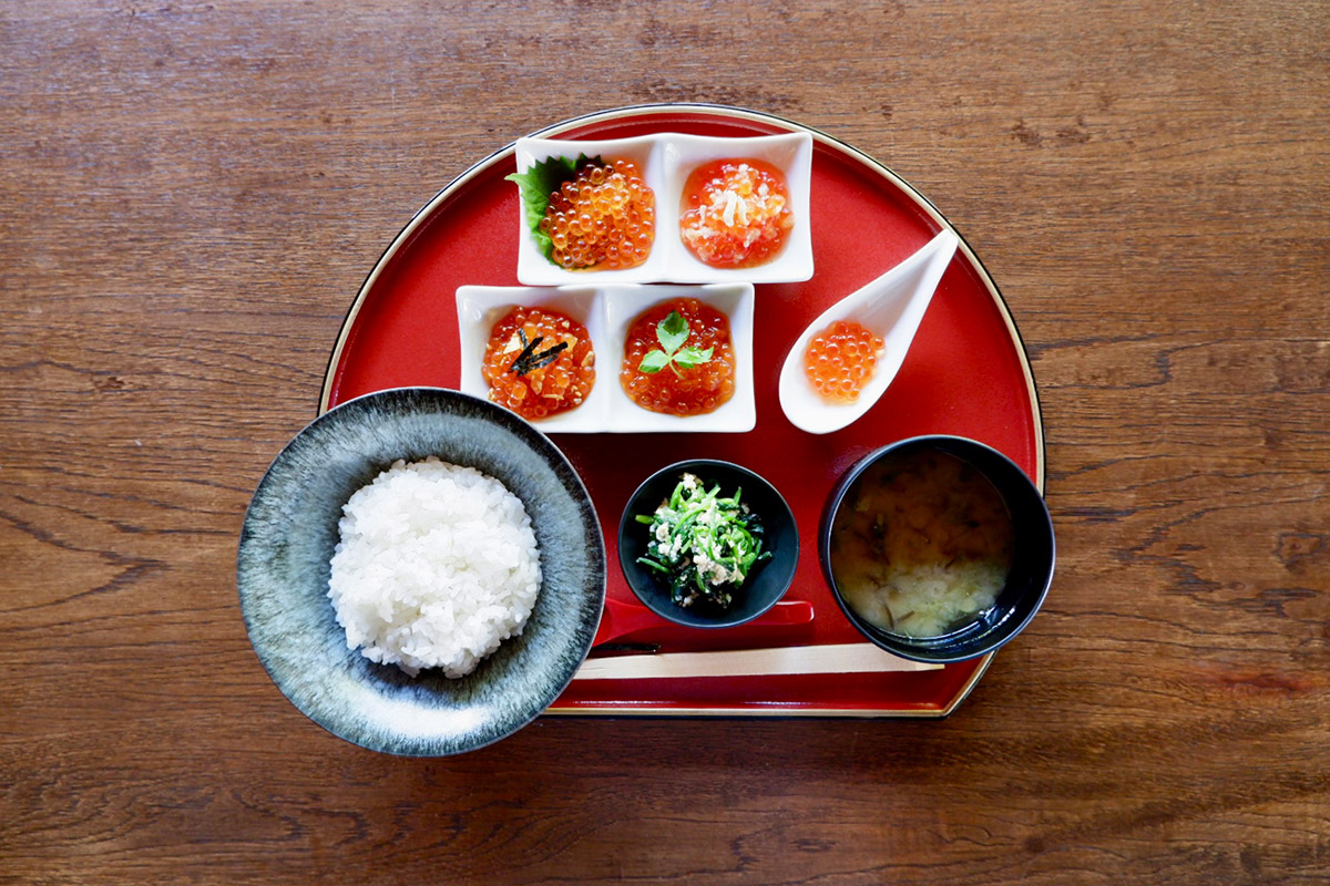 シラリカいくら食べ比べ御膳|1,600円(税込)
5種類のいくらの味を食べ比べできる、白いご飯と味噌汁、小鉢がセットになった定食スタイルで提供します。
ご飯の上に味付けしたいくらをのせていただき、 贅沢な「いくら丼」としてもお楽しみいただけます。