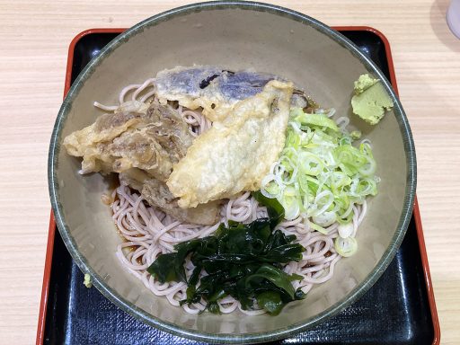 箱根そば 2024年秋限定メニュー「舞茸天と目鯵天・茄子天そば」670円（税込）