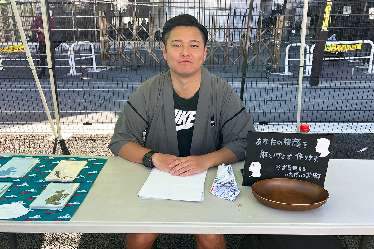 竹家楽三郎さんによる「紙切り」、ただの紙切りではなくあなたの横顔を切ってくれるとか