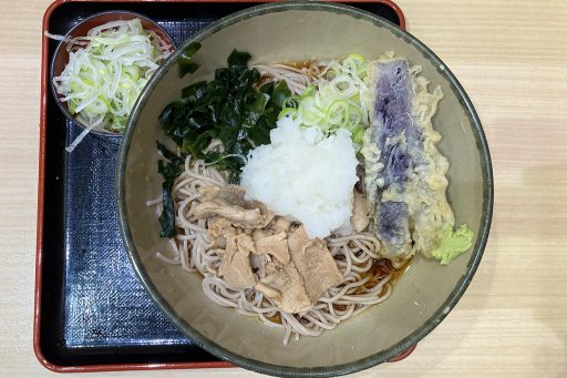 箱そば秋限定メニュー「豚肉と茄子天のおろしそば」