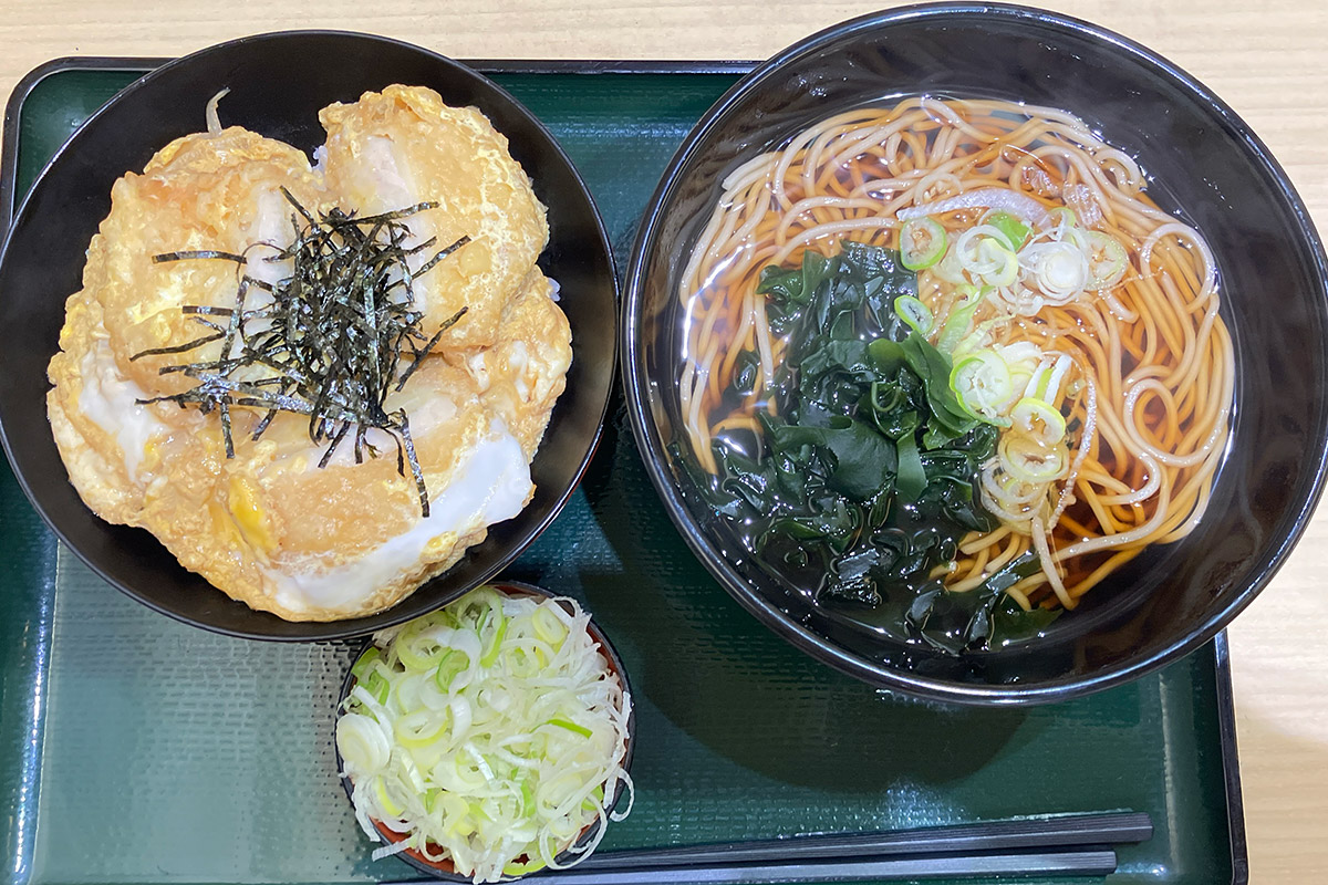 「鶏天の親子丼セット」780円（税込）、「ねぎ増量」30円（税込）