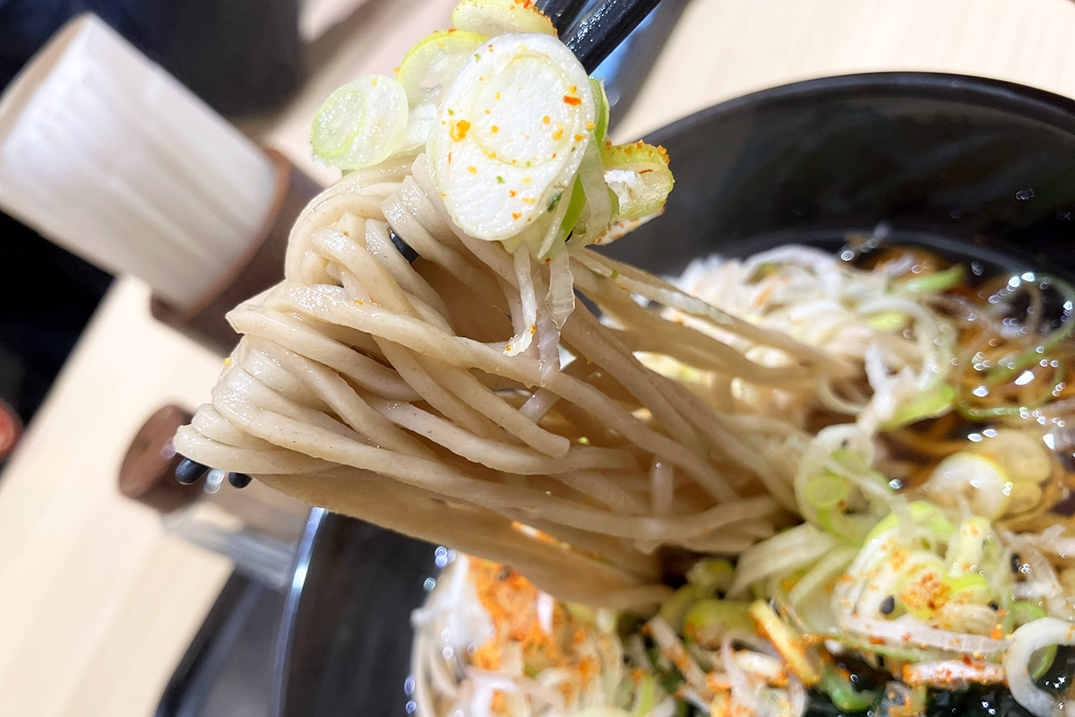 温かいおそばなので七味をかけていただきます