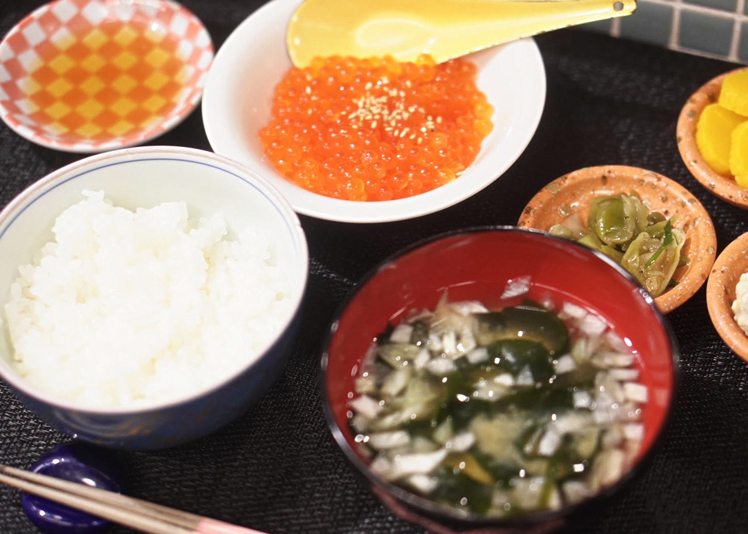 「シラリカいくら夜定食セット」