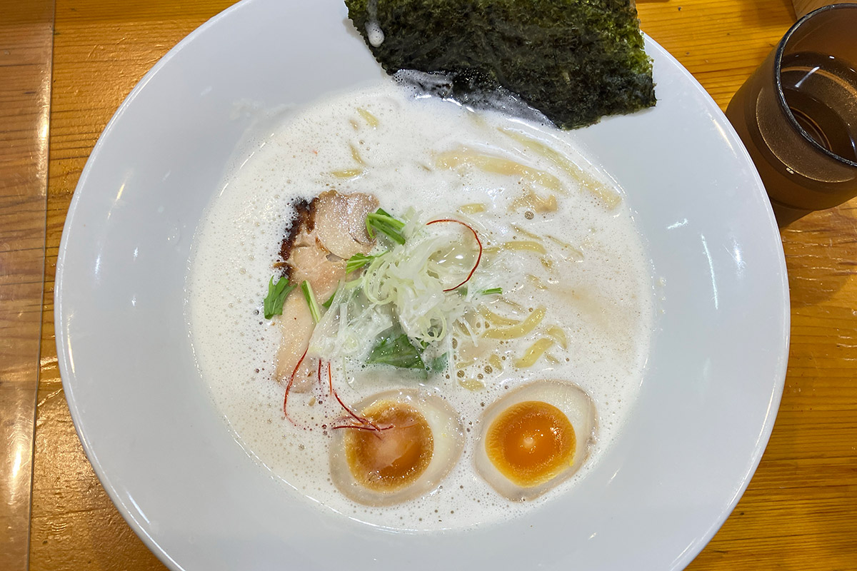 鶏そばそるとの「親子白湯そば」1020円（税込）
