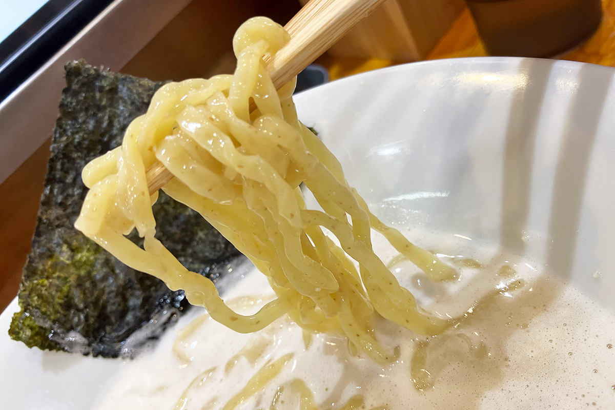 全粒粉の中太ちぢれ麺