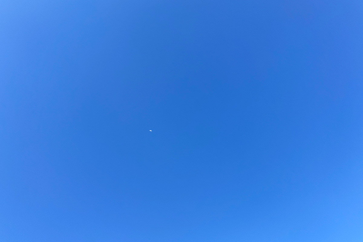 昨日とは違い、そこには青い、ただ青い空が拡がっていました