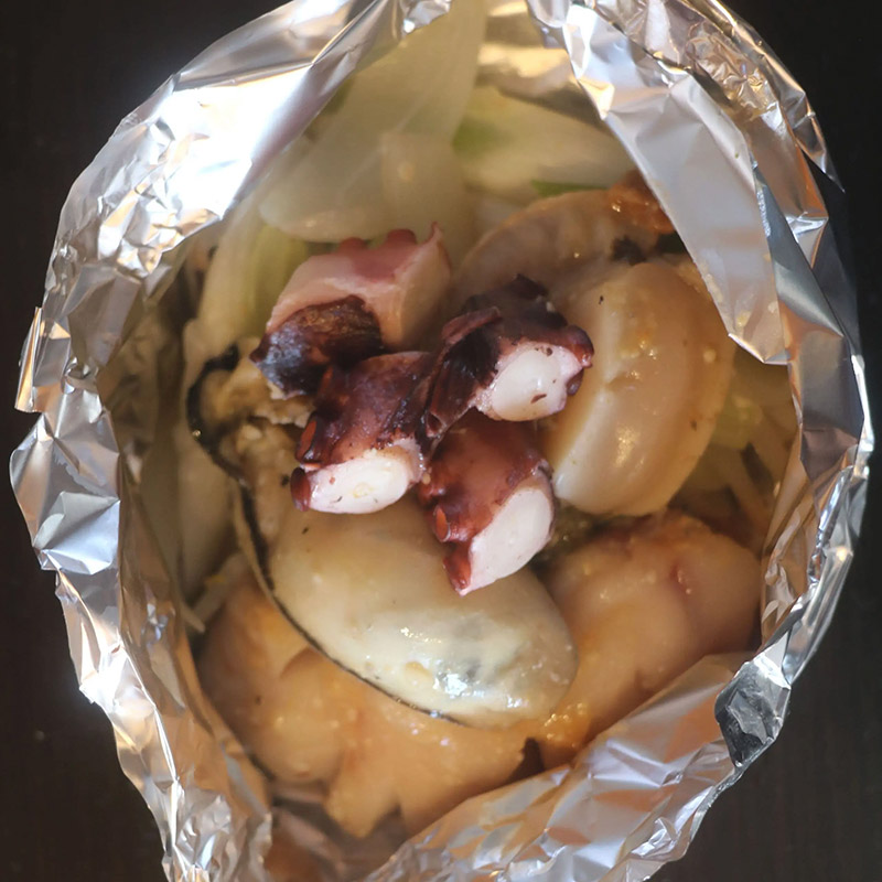 「海鮮ホイル焼き」
牡蠣、ホタテ、タコ、鱈、ワカメなど広田湾の海産物が詰まった王道をバター醤油で