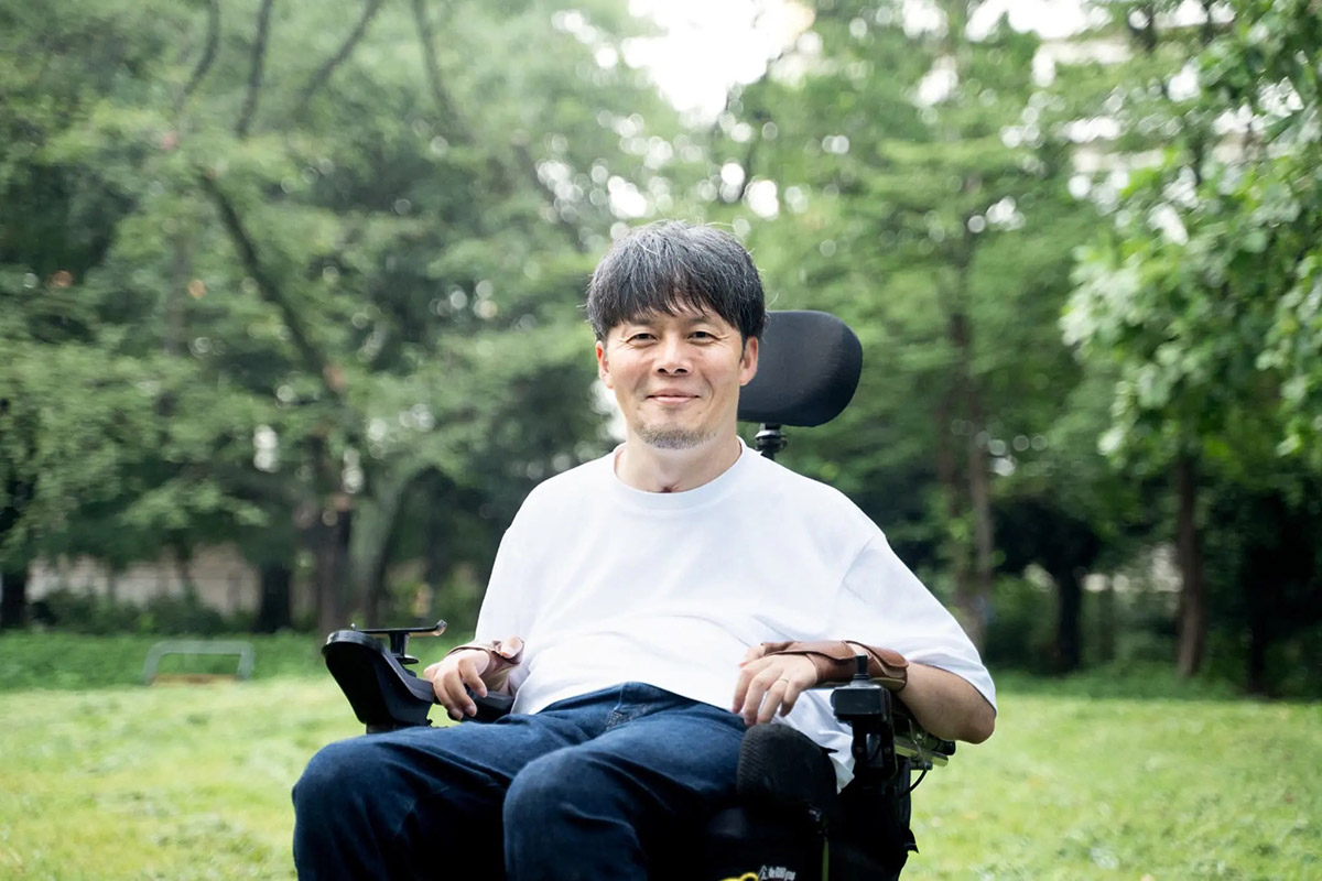 吉田真一さん。1973年、岐阜県生まれ。19歳の時に頸髄損傷で車椅子生活に。早稲田大学政治経済学部卒。マーケティング職を経て、2014年に訪問介護のでぃぐにてぃを創業。在宅でケアを受ける中で感じる「こうだったらいいのに」を解決するため『世界いち気持ちいい介護』の理念を掲げ奮闘中。4万人のソーシャルアクション「#ヘルパーにコロナ対応加算を」発起人