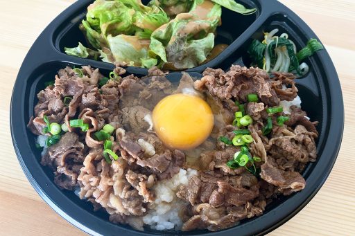 ジュウゴノニクの「たまり醤油香る すき焼き弁当」650円（税込、 卵トッピング・ご飯大盛り）