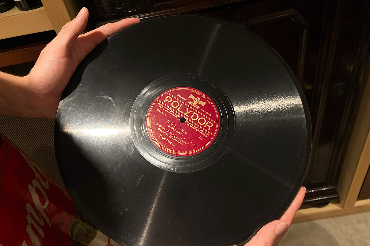 蓄音機用のSPレコード、いわゆるLPレコードとは違い、5分程度。そして、重い
