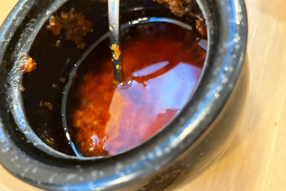自家製辛味ソースで辛さをアップ! 味わいも変化します