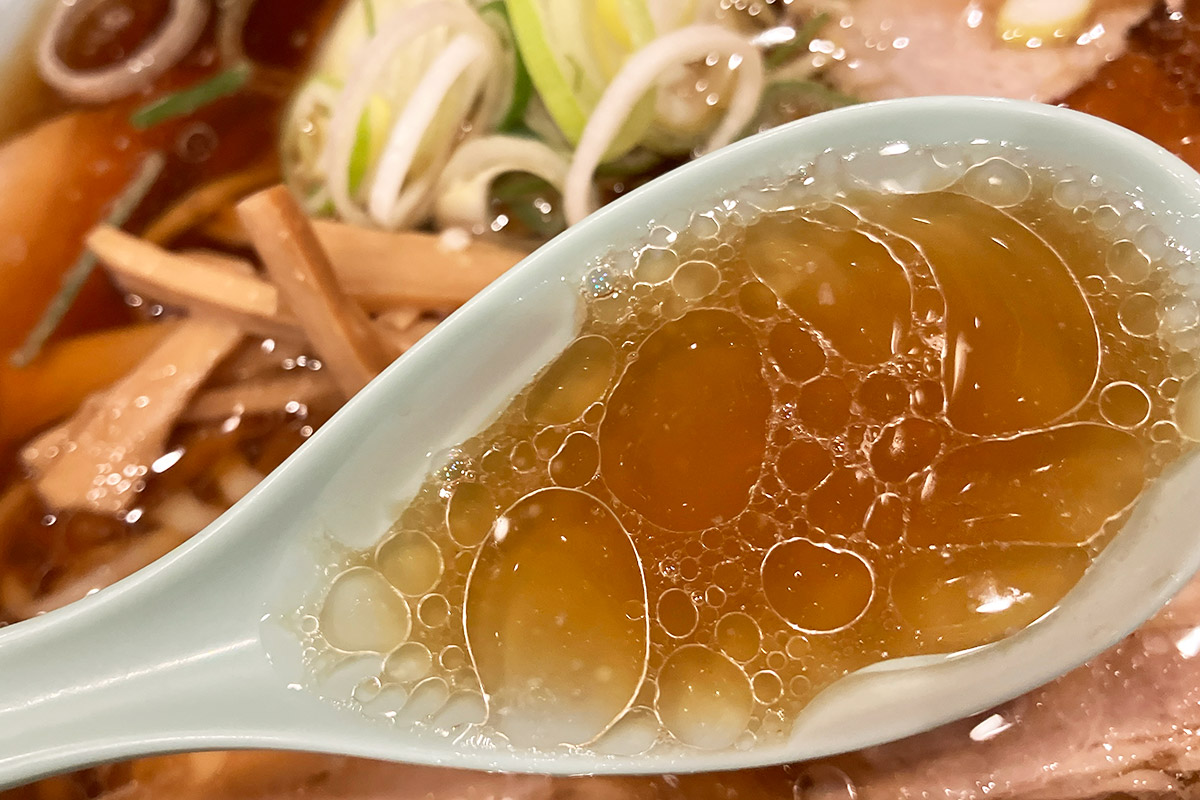 熱々でたっぷり、豚の旨味とキレのよい醤油ベースのスープ