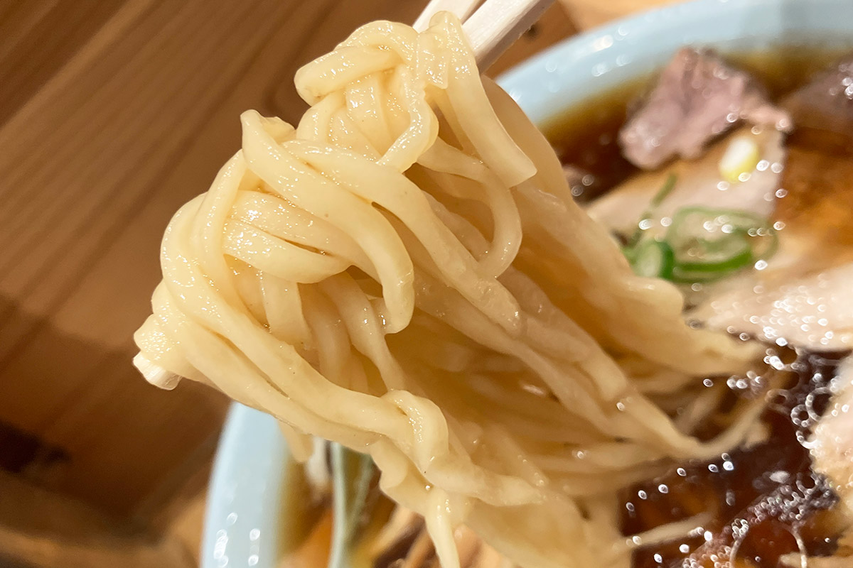 もっちもちの平打ち中細麺