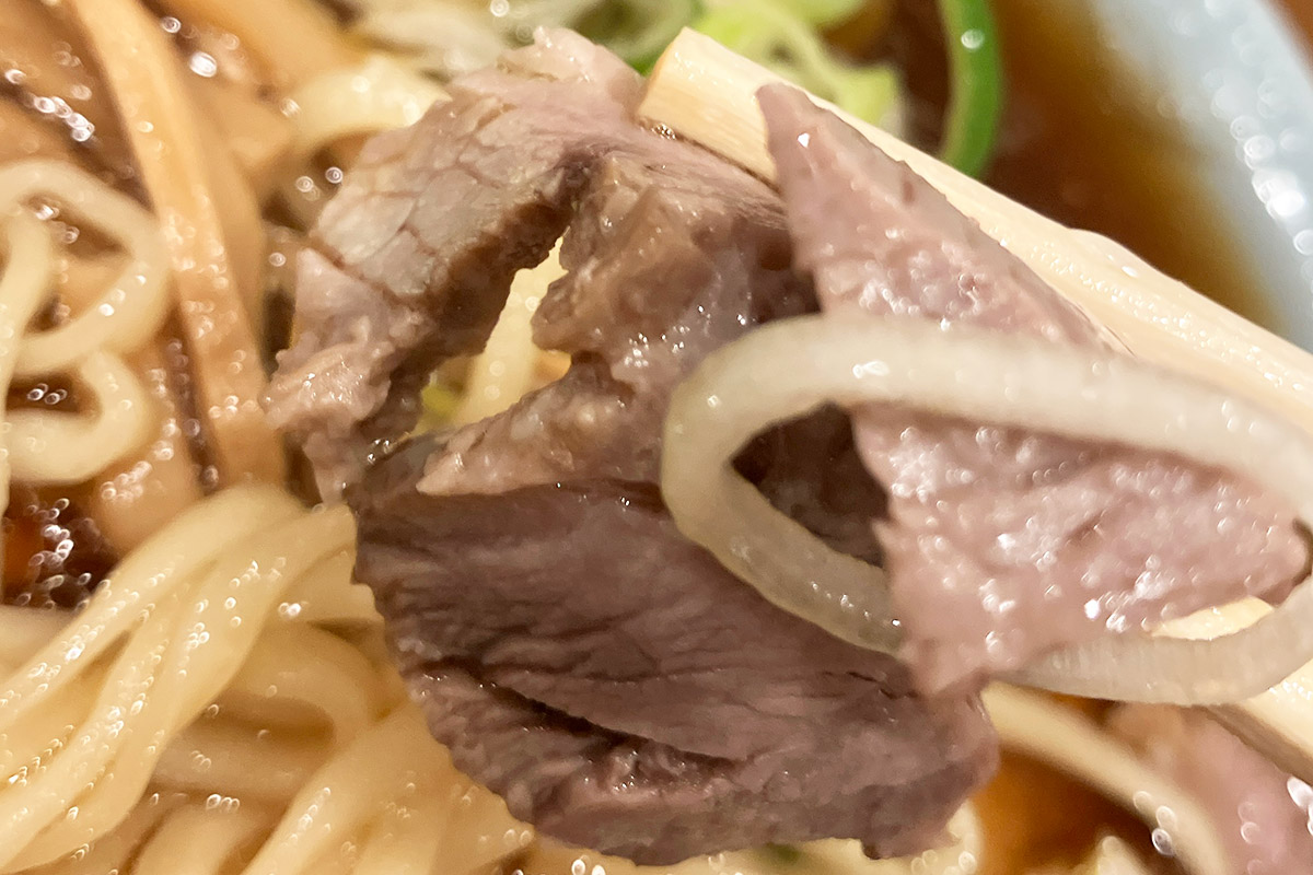 チャーシューの旨味が加わり、この「中華そば」は完成する