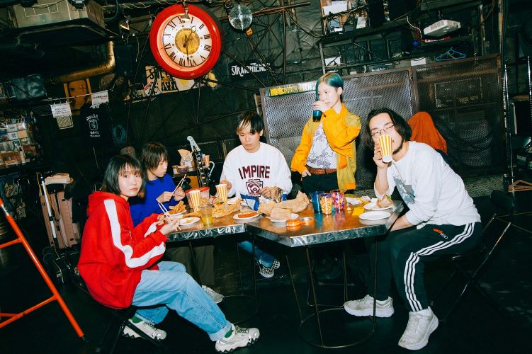 「ネクライトーキー」2017年に朝日が中心となり、もっさ、藤田、カズマ・タケイにより結成。2019年3月に中村郁香が正式加入し現在の5人組体制に。一瞬でリスナーの耳をキャッチするもっさの歌声と、朝日の描くシニカルな歌詞世界、音楽愛に溢れた一筋縄ではいかないメロディーは中毒性満載で、バンドシーンに留まらず多方面で話題を呼んでいる。