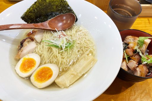 鶏そばそると「鶏そば（味玉トッピング）」と「鶏めし」