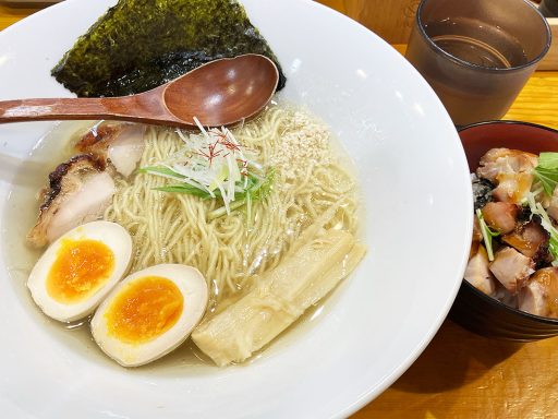 鶏そばそると「鶏そば（味玉トッピング）」と「鶏めし」