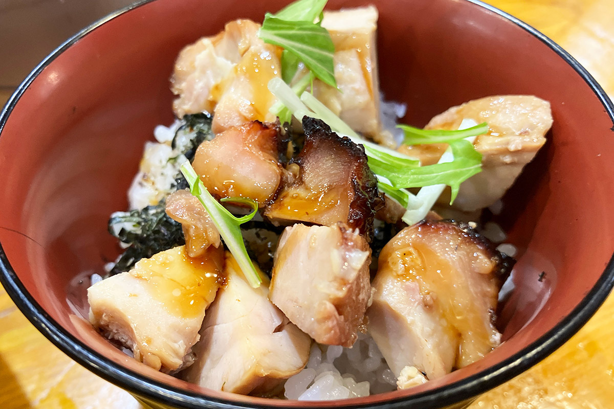 通常、平日ランチタイムは250円、それ以外の時間帯は320円で麺にセットできる「鶏めし」が、そると酉の市価格で100円に!