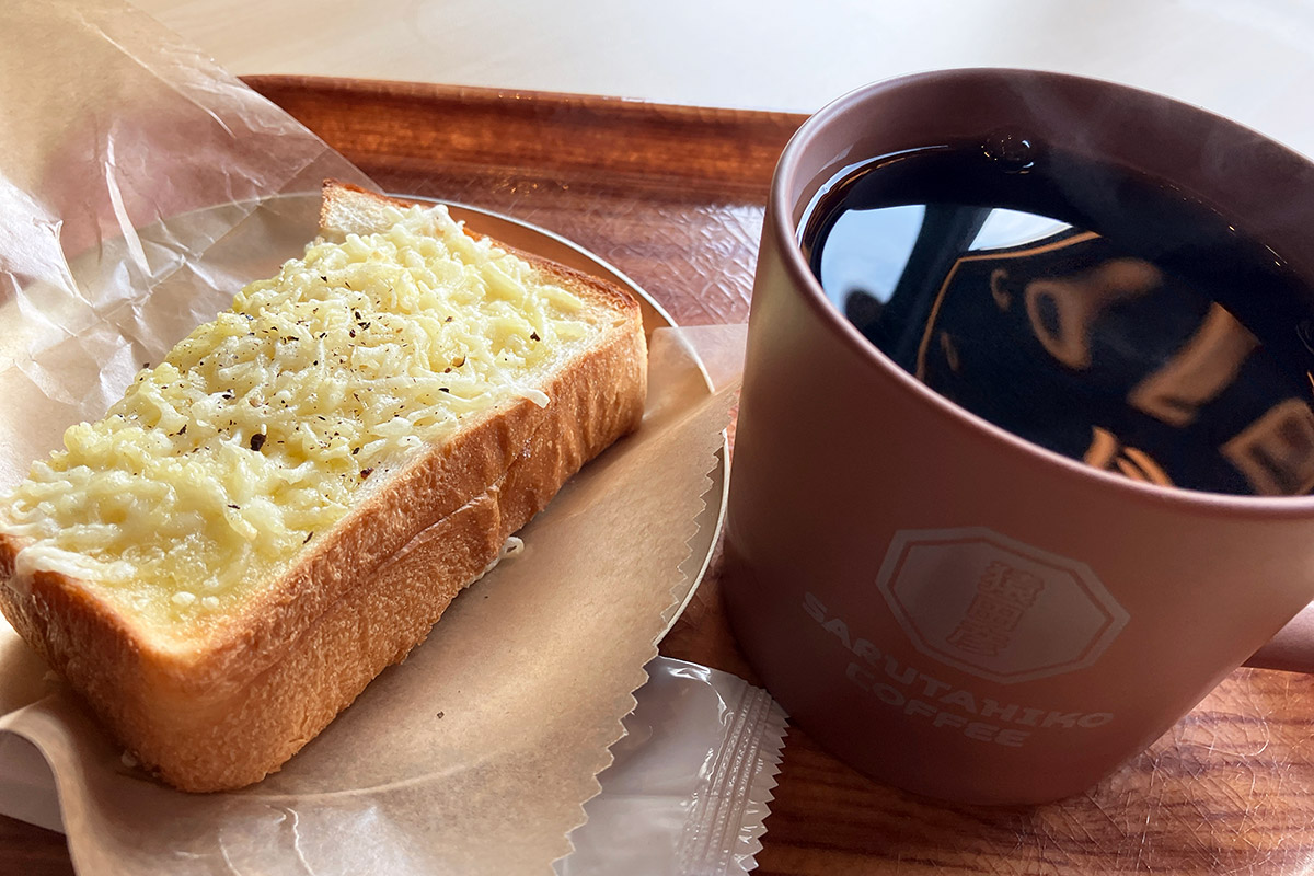 「ハーフトースト チーズと香草オリーブオイル」と「すぐ出るドリップ」620円(税込)