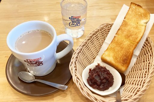「カフェオーレ」700円と「モーニングセット（トースト・コメダ特製おぐらあん・バター）」