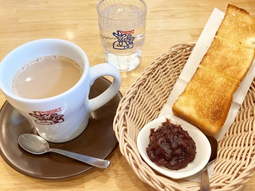 「カフェオーレ」700円と「モーニングセット（トースト・コメダ特製おぐらあん・バター）」