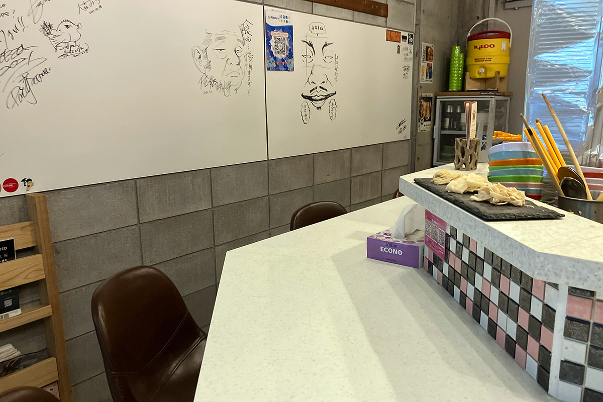ちょっと遅めの9時過ぎに行ったら、ノーゲスでした。もっと早い時間は混んでたりします、朝まで飲んだ後の〆の一杯なんだろうなぁ