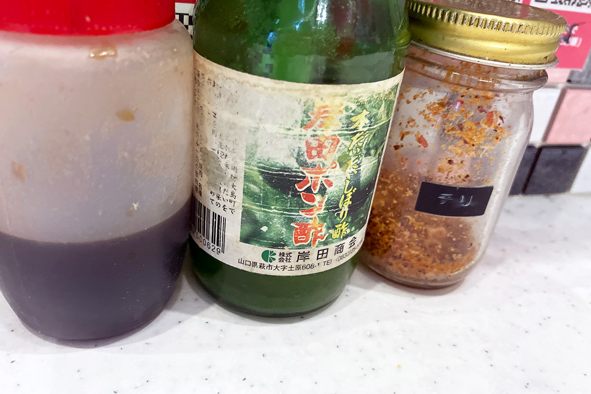 味変にポン酢やチリを入れるのもアリです、一番左はタレだったかな