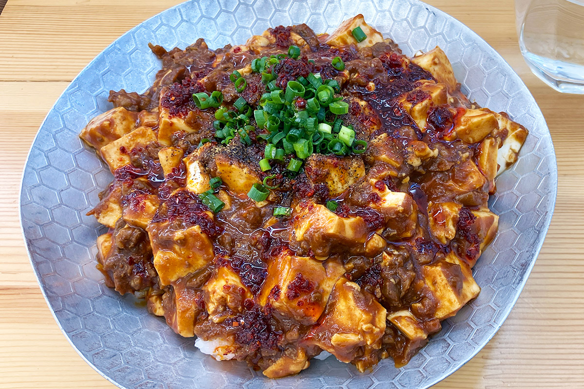 ジュウゴノニク「山椒香る!黒毛和牛の激辛本格麻婆豆腐丼」1,000円(税込)