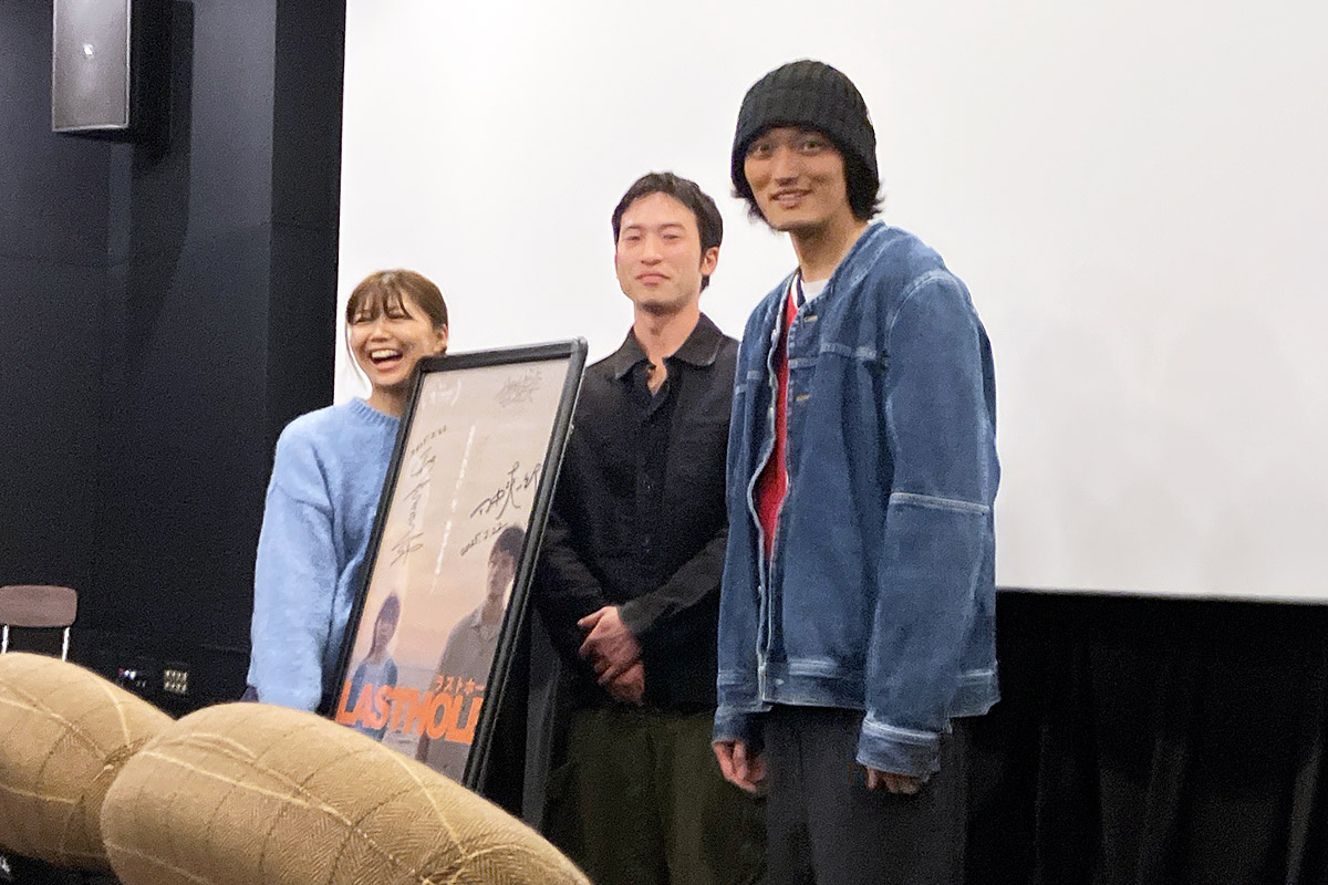 上映後トークショーのフォトセッション、左から監督・主演の秋葉美希さん、この日のゲストで俳優のサトウヒロキさん、主演で三嶋壮介役を演じた田中爽一郎さん