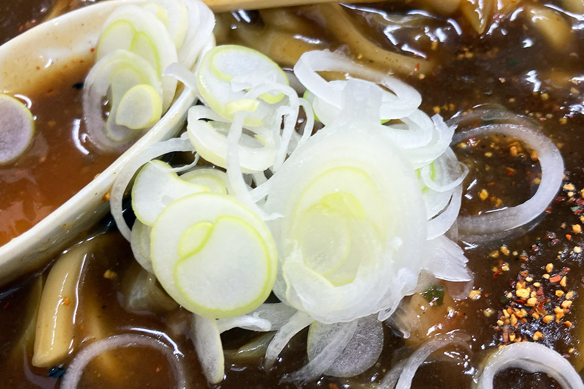 火の通ったネギは甘みを感じますが、フレッシュな刺激が感じられる生ネギも小皿で提供されます