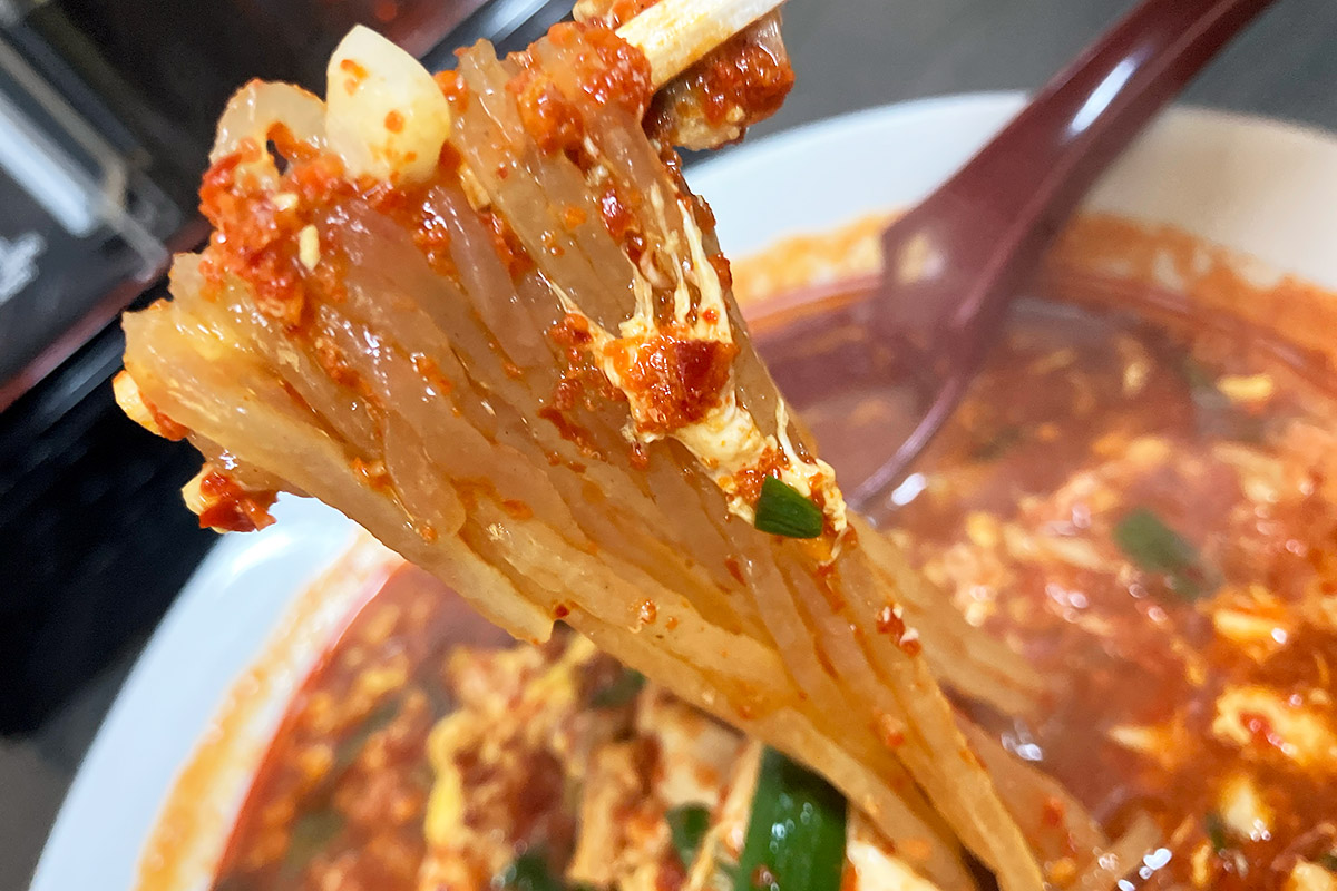 見た目はほとんど変わらないけど、ハバネロパウダーで超激辛麺になってしまったこんにゃく麺
