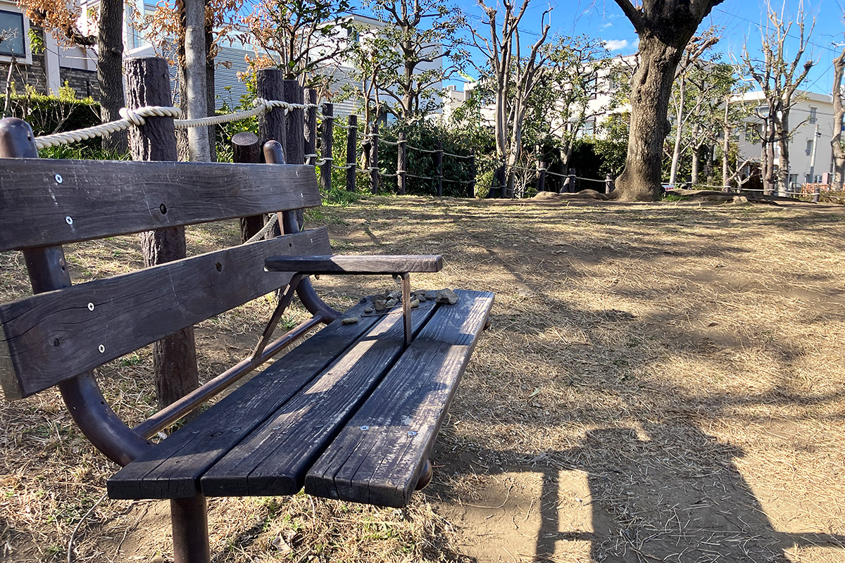 リョウが座っているベンチ