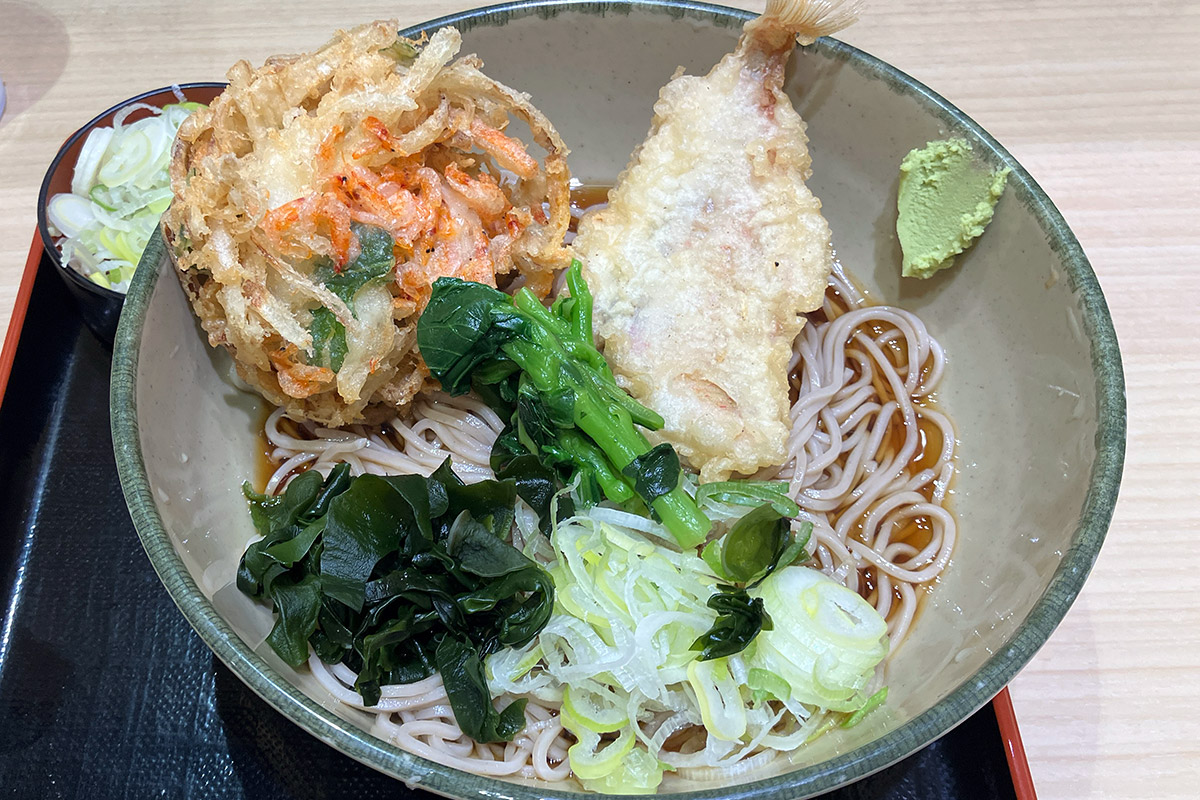 箱根そば「生桜海老のミニかき揚げ天とレンコダイ天～菜の花添え～」690円、「ネギ増量」30円（どちらも税込）