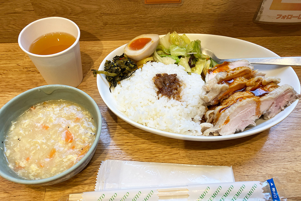 「マーラー蒸し鶏飯」1050円(税込)、ランチタイムなのでスープ付き