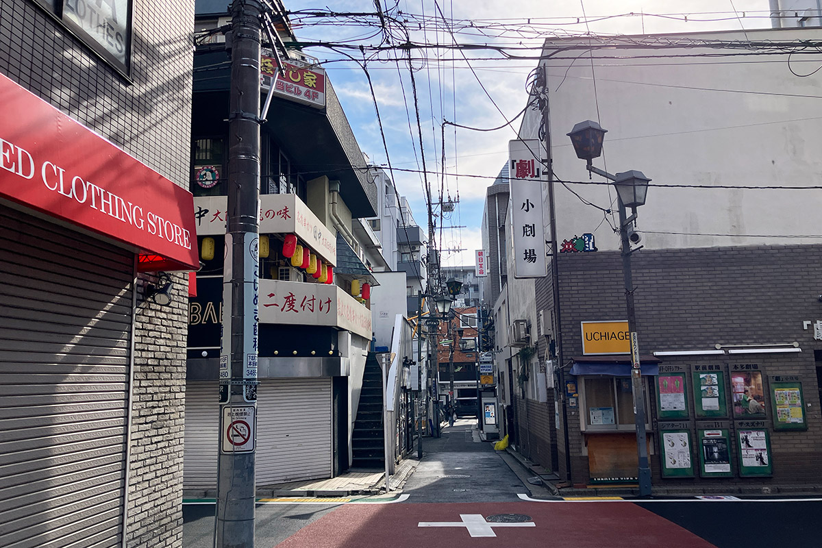 「劇」小劇場前