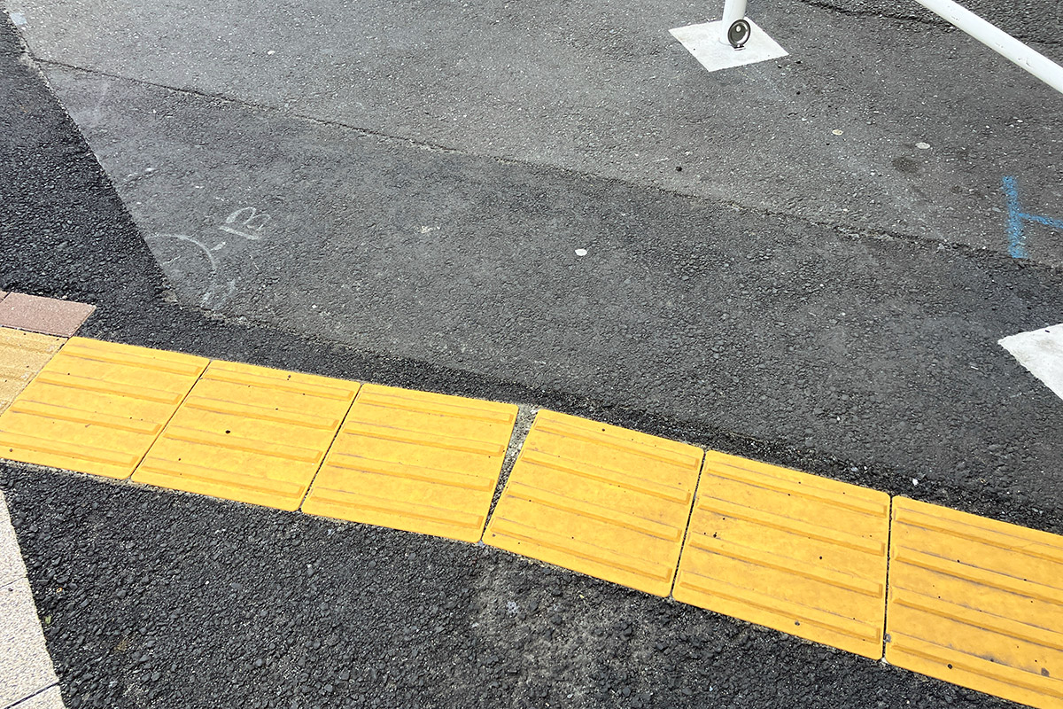 きくりが倒れていたのは、、、わからないので、目の前にある点字ブロックの辺りでも