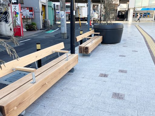 下北沢駅前広場に設置されたベンチ