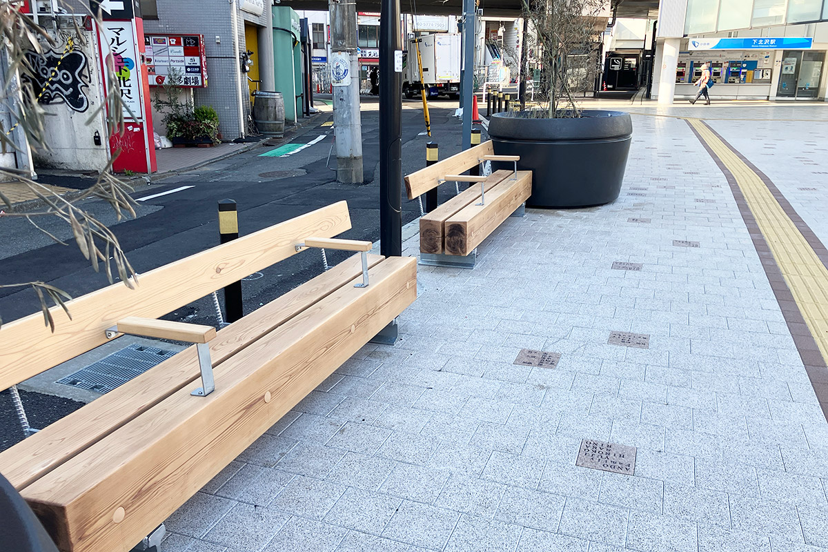 あずま通り商店街側にもベンチ